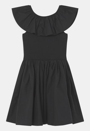 Czarna sukienka z dopasowanym górnym krojem, rozkloszowanym dołem i szerokim falbaniastym dekoltem. Wykonana z miękkiego materiału, charakteryzującego się gładką strukturą bez wzorów.