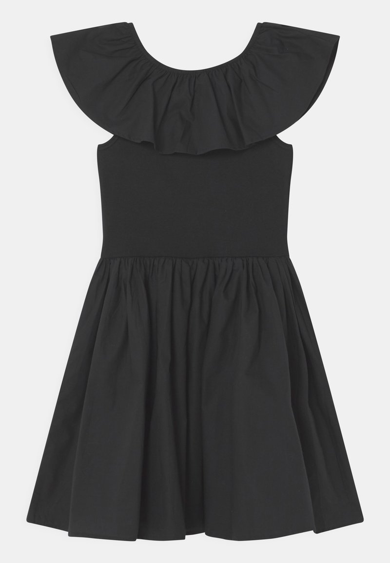 Robe noire avec un corsage ajusté, une jupe évasée et un col large à volants. Fabriquée en tissu doux, avec une texture lisse sans motifs.