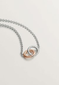 Collar de cadena de plata con dos anillos entrelazados: uno de oro rosa liso y otro de plata retorcida. Diseño minimalista con superficies pulidas.