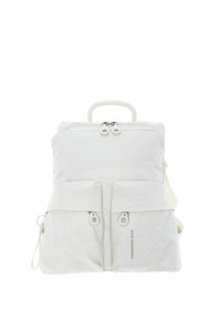 Sac à dos en tissu blanc avec deux poches zippées à l'avant, une poignée supérieure et une fermeture à double zip sur le compartiment principal.