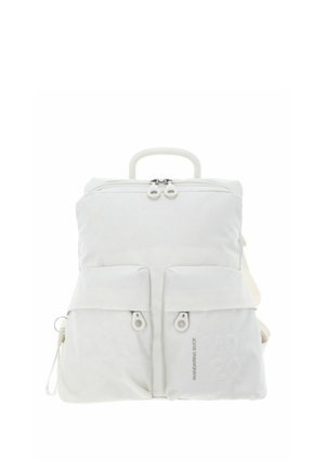 Sac à dos en tissu blanc avec deux poches zippées à l'avant, une poignée supérieure et une fermeture à double zip sur le compartiment principal.
