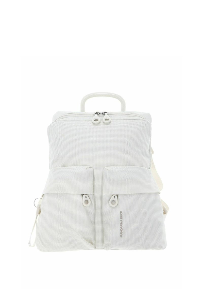 Sac à dos en tissu blanc avec deux poches zippées à l'avant, une poignée supérieure et une fermeture à double zip sur le compartiment principal.