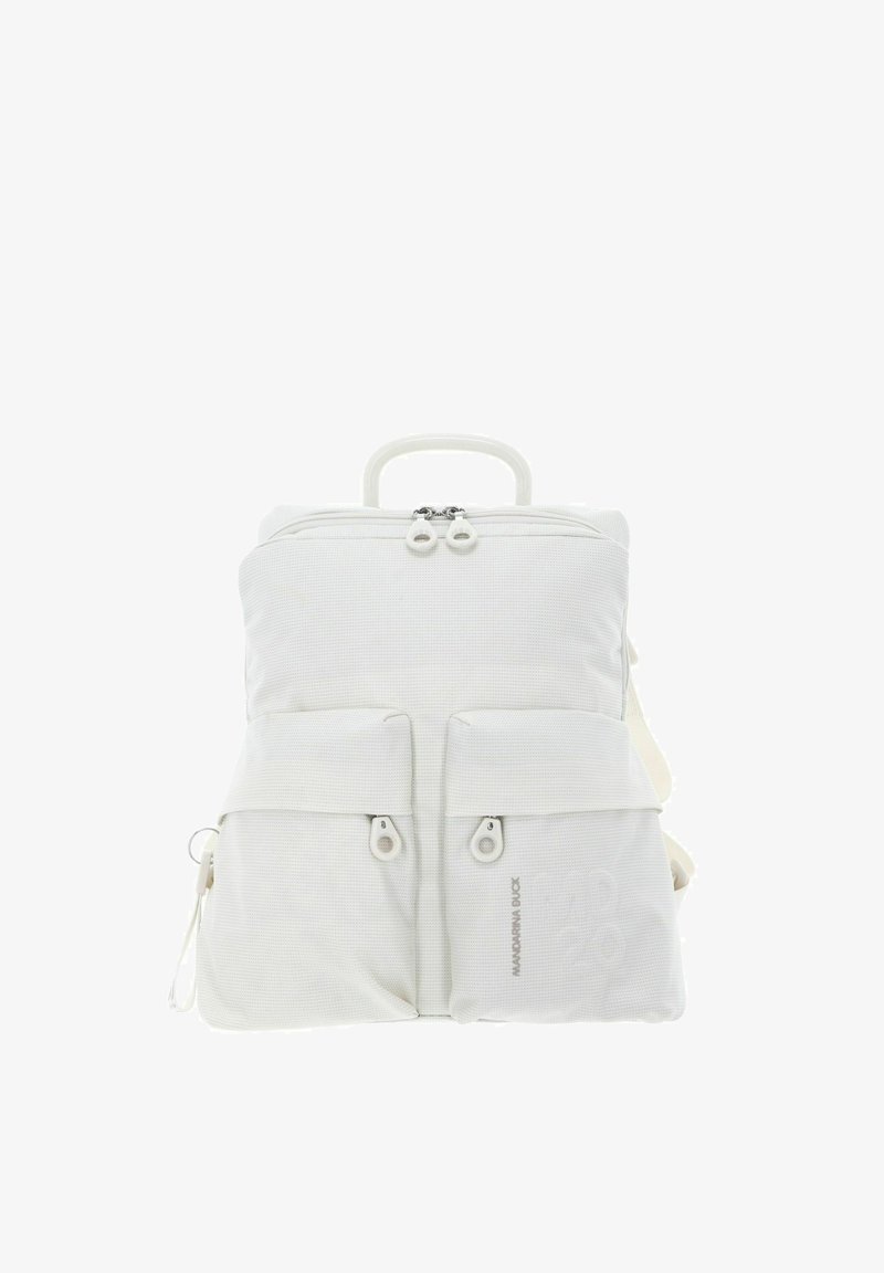 Sac à dos en tissu blanc avec deux poches zippées à l'avant, une poignée supérieure et une fermeture à double zip sur le compartiment principal.
