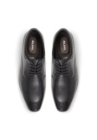 Scarpe da uomo in pelle nera con finitura liscia, punta arrotondata e design con lacci. L'interno è imbottito per garantire comfort e presenta un logo.