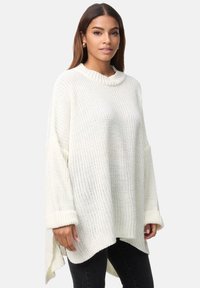Weißer, oversized Strickpullover mit geripptem Kragen und hochgekrempelten Ärmeln; hat ein lockeres, strukturiertes Design mit einem längeren Rückenteil.