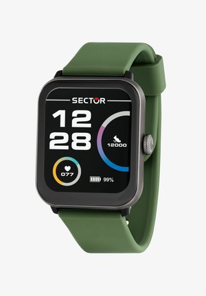 Grøn silikone-smartwatch med en firkantet sort berøringsskærm, der viser tid og fitnessmetri, med en sølvfarvet sideknap og markante grafikker.