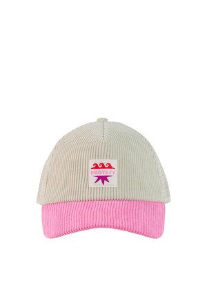 Beige corduroy pet met een roze klep en een voorkant patch met rode golven, een paarse ster en het woord "PROTEST."