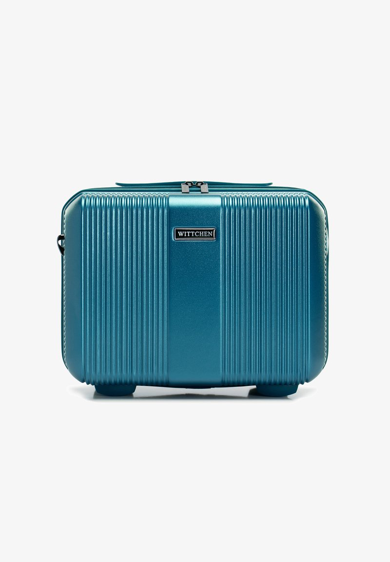 Petrolfarbener Hartschalen-Reisetasche mit vertikaler Rippung, silbernem Beschläge, Logodetails und einem Reißverschluss. Kompaktes, rechteckiges Design mit stabiler Basis.