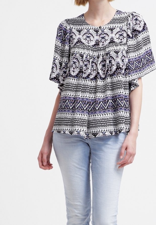 Top con motivo floreale e geometrico in nero, bianco e viola, con maniche corte, design arricciato e scollatura rotonda.