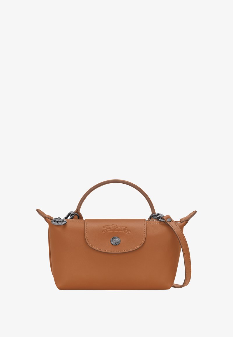 Braune Lederhandtasche mit abgerundeter Form, Tragegriff oben, abnehmbarem Schulterriemen, silberfarbenen Beschlägen und geprägtem Logo-Detail auf der Vorderseite.