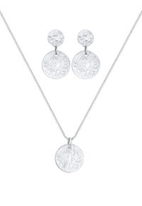 Set di gioielli in argento composto da una collana con pendente circolare testurizzato e orecchini a bottone circolari coordinati, tutti con una finitura lucida.