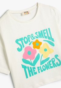 Koton SHORT SLEEVE CREW NECK FLOWER  - Printtipaita - beige