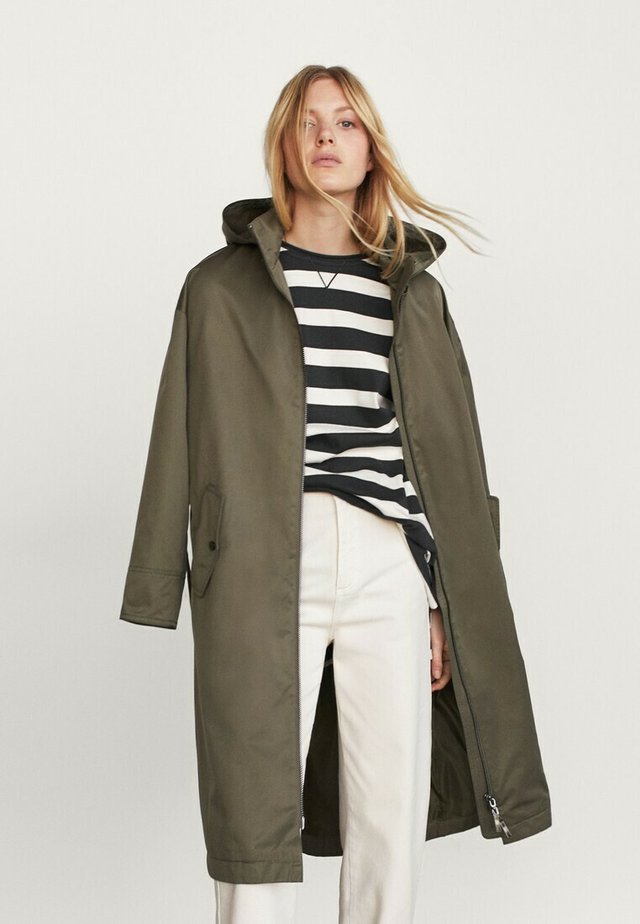 MIT TASCHE - Parka - green