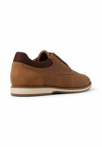 Chaussures en daim marron avec un capuchon de talon en cuir marron lisse, design à lacets et semelle en caoutchouc léger. La vue latérale montre un bout arrondi et des détails de couture.