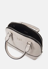 Krokodilpräglad, ljusbeige handväska med dubbla handtag och svart dragkedja, som har en rymlig insida och sydda detaljer runt kanterna.