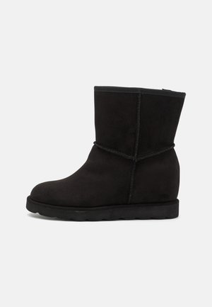 Stövletter med kilklack - black