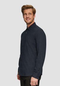 Navy lange mouwen button-up shirt met een kraag, gemaakt van gestructureerde stof, met een rechte zoom en zwarte knopen.