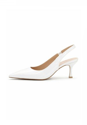 Escarpin à bride arrière en cuir verni blanc avec bout pointu et talon moyen fin, doublure intérieure beige, sur fond blanc.