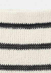 Tissu blanc en tricot avec trois bandes noires horizontales, montrant une texture détaillée et un motif de tricot.