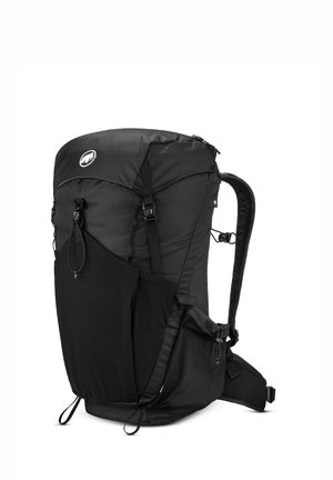Schwarzer Rucksack mit strukturiertem Oberteil, verstellbaren Trägern, seitlichen Netztaschen und einem schlanken Design. Strapazierfähiger Stoff und sichere Verschlussmöglichkeit.