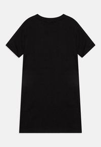 Melna kokvilnas T-krekla ar apaļu kakla izgriezumu un īsām piedurknēm, kas izceļas ar vienkāršu dizainu un brīvu piegriezumu. Nav redzamu rakstu vai akcentu.