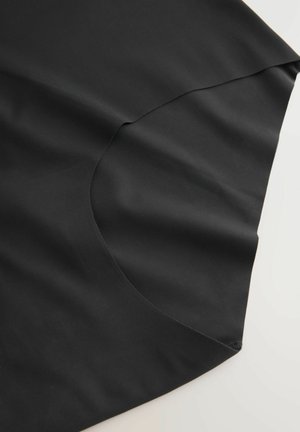 Musta, sileä kangas, jossa on kaareva muotoilu. Ominaisuuksiin kuuluu saumatön reuna ja matta pinta. Ei näkyviä kuvioita tai kiinnikkeitä.