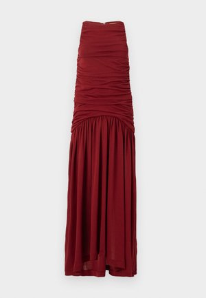 Vestido maxi burdeos con un torso ajustado, textura fruncida y una parte inferior fluida. Está confeccionado en una tela suave con una cremallera invisible en la parte posterior.