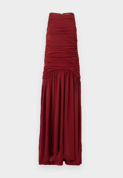 Bordeauxfarbenes Maxikleid mit tailliertem Oberteil, geraffter Textur und fließendem unteren Teil. Hergestellt aus weichem Stoff mit einem unsichtbaren Reißverschluss hinten.