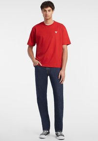 Guess Jeans MINI PATCH - Paprasti marškinėliai - rot