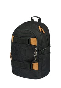 Zaino nero realizzato in tessuto resistente con dettagli in suede, dotato di una parte frontale testurizzata, spallacci regolabili e molteplici tasche funzionali.