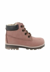 Stivali alla caviglia in suede rosa con collerino in pelle nera, occhielli metallici e lacci marroni. Suola in gomma con battistrada per aderenza e durata.