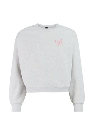 Lichtgrijze sweat met ronde hals, lange mouwen en kleine roze "PROTST" tekst en spiraalafbeelding op de linkerborst.