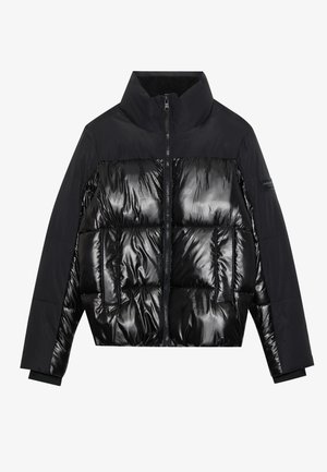 Sort puffer-jakke med skinnende polstret front, mat stof på ærmerne og øvre bryst, høj krave og frontlynlås.
