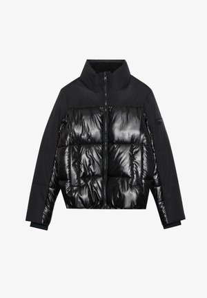 Chaqueta de plumas negra con un frente acolchado brillante, mangas de tela mate y parte superior del pecho, cuello alto y cierre frontal con cremallera.