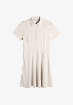 Jasnobeżowa polo sukienka z krótkim rękawem, kołnierzykiem, listwą na guziki, dopasowaną talią i rozkloszowaną spódnicą.