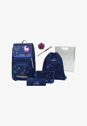 Mochila azul marino con diseños de estrella y unicornio, acompañada de una bolsa de cordón, estuche para lápices, bolígrafo y bolsa de regalo, todos con patrones similares.