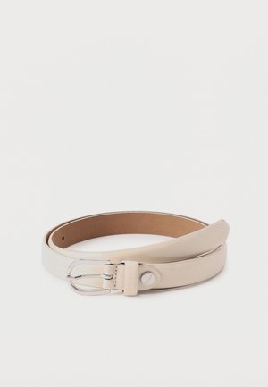 Beige leren riem opgerold met zilveren gesp en metalen knoop met merklogo, weergegeven op een witte achtergrond.