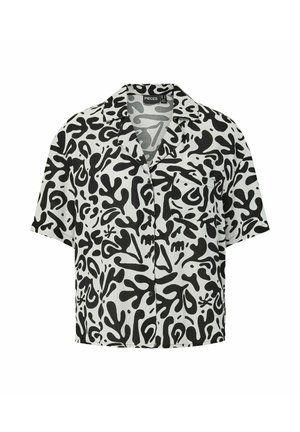 Camicia a maniche corte con bottoni, decorata con forme astratte nere su sfondo bianco e una tasca sul petto frontale.