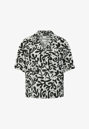 Camicia a maniche corte con bottoni, decorata con forme astratte nere su sfondo bianco e una tasca sul petto frontale.