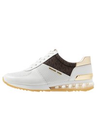 Sneaker bianca in pelle perforata con pannelli in tessuto marrone, dettagli oro, suola trasparente e design con lacci.