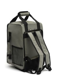 Pilka izoliacinė kuprinė su juodomis petnešomis ir akcentais, turinti šoninę tinklelio kišenę, sustiprintą rankeną ir paminkštintą nugaros atramą.