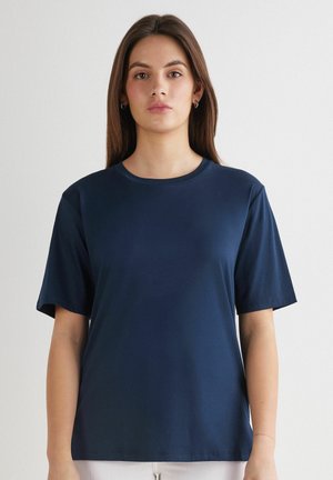 Maglietta a maniche corte blu navy realizzata in tessuto liscio, con colletto tondo e una vestibilità comoda, priva di motivi o dettagli visibili.