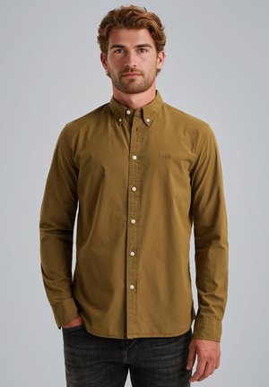 Olijfgroene, knoopsluiting overhemd met een puntige kraag, lange mouwen en een klein geborduurd logo op de linkerborst. Bevat witte knopen.