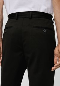 s.Oliver BLACK LABEL Broek - schwarz