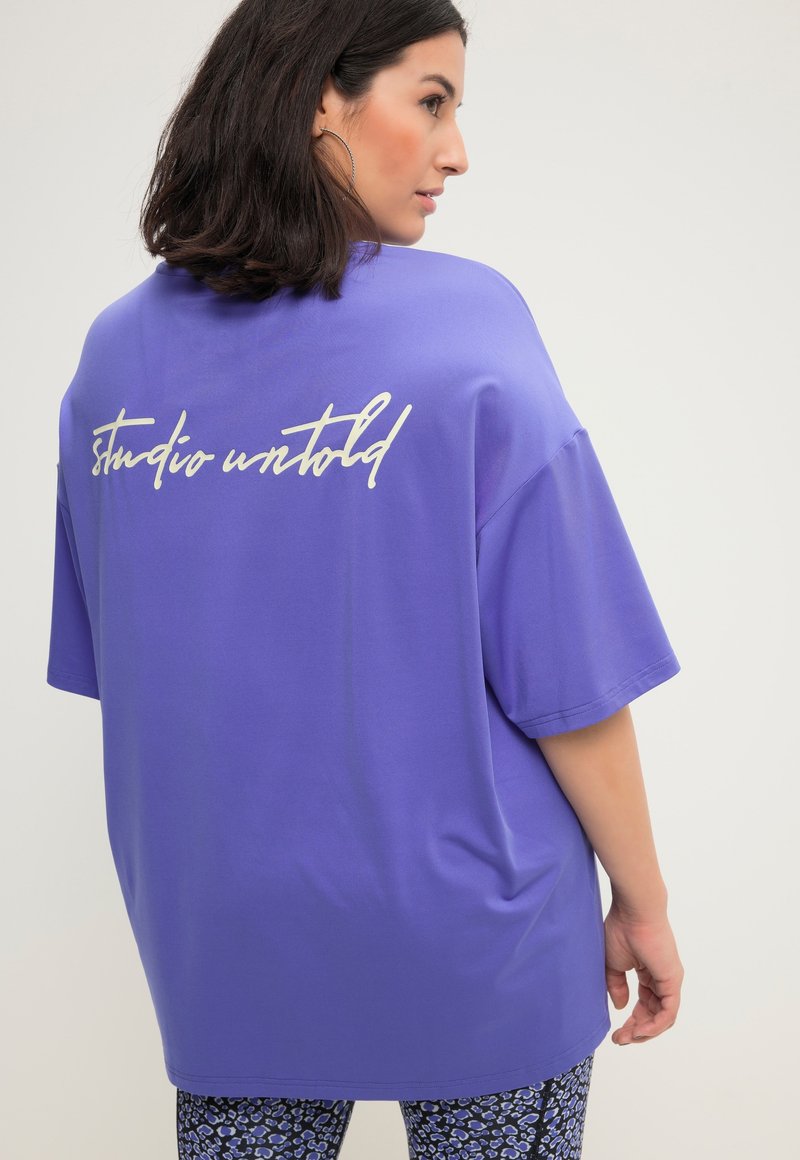 Studio Untold OVERSIZED RÜCKEN-STATEMENT RUNDHALS HALBARM - T-shirt print - blue violet