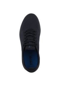 Czarne buty sportowe z oddychającą siateczką, płaskimi sznurowadłami, wyściełanym kołnierzem oraz niebieską wkładką. Charakteryzują się prostym, eleganckim designem i zaokrąglonym noskiem.