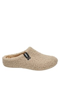 Beige pantoffel van zacht, textuurstof, met een gesloten teen en een open achterkant. Inclusief een zwart logo-label aan de zijkant.