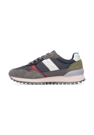 Zapatillas con una combinación de ante gris, malla y acentos rojos. Presentan una suela ligera y una suela de goma texturizada para mayor agarre.