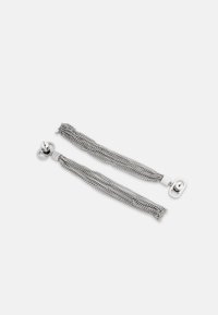 Bracciale in argento con due fili di metallo intrecciati, dotato di una chiusura rotonda e estremità lisce, che mette in mostra un design elegante e texture.