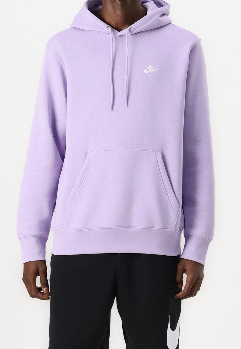 Vaalean violetti huppari, jossa on etutasku ja kiristysnauhallinen huppu. Rintakehässä pieni valkoinen Nike-logo. Pehmeä, sileä pinta.